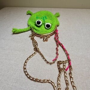 Crocheted Green Frog Crossbody Purse Gold Chain Clasp Closure Plastic Eyes